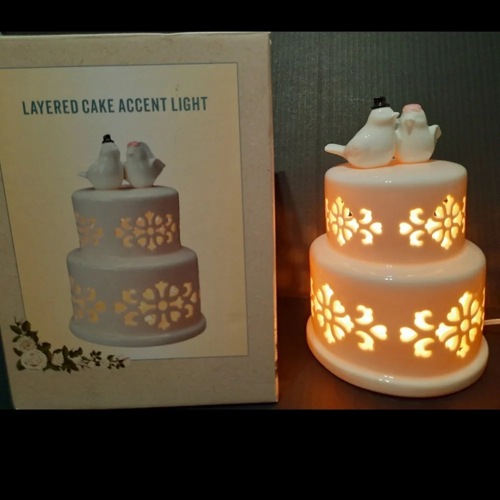 Cracker barrel wedding cake with birds